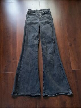 American Eagle women’s Curvy Highest Rise Flare jeans in a washed black/charcoal